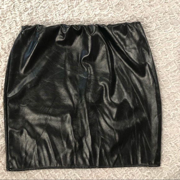 ☀️☀️☀️ 4/$20 NWT! Pretty Little Things Bekka asymmetrical vegan leather skirt! - Picture 3 of 8